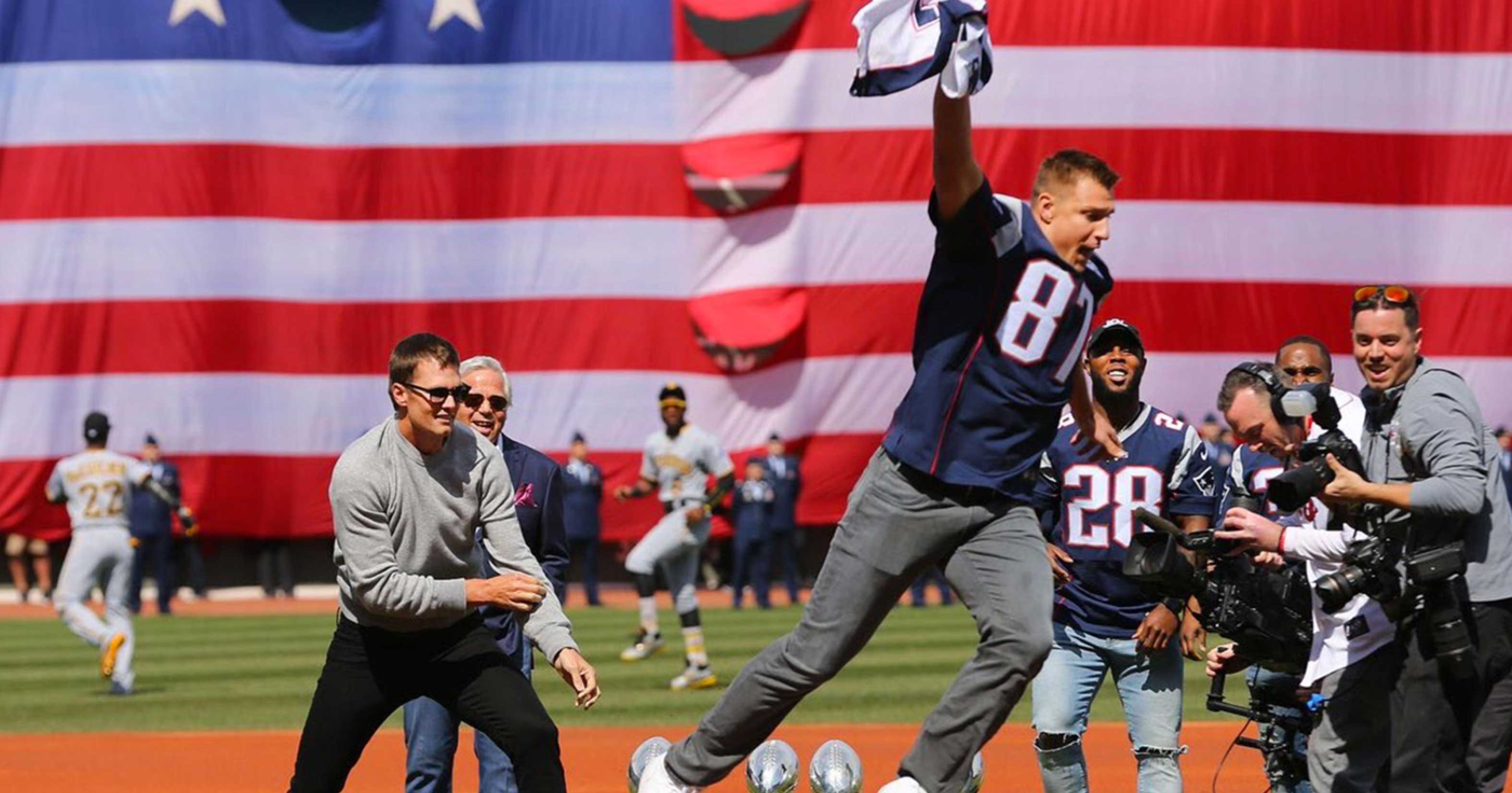Gronk Steals Tom Brady's Super Bowl Jersey During Opening Day - Daily Snark3150 x 1652
