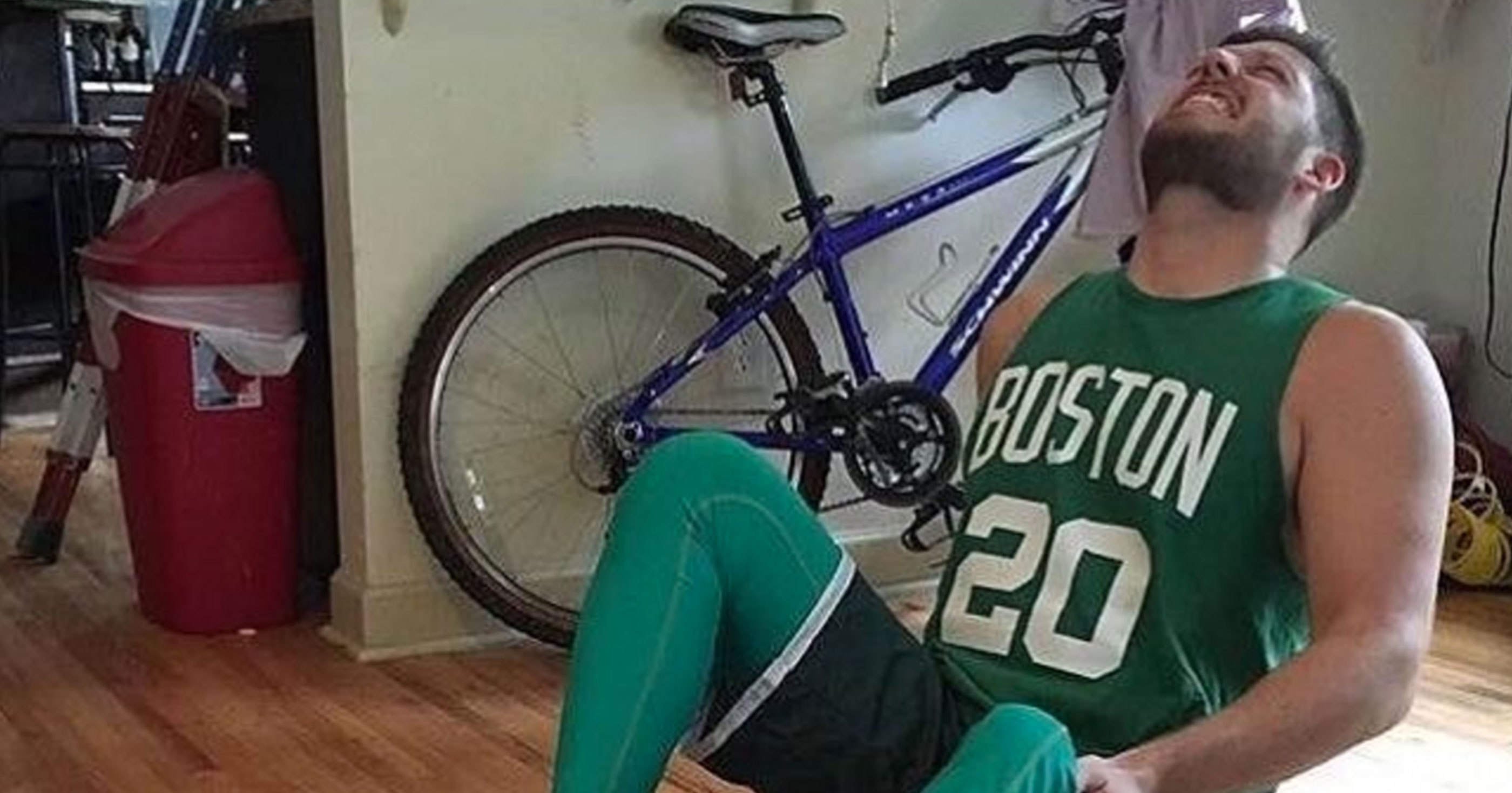 Man Lost His Leg To Cancer, So He Went As Gordon Hayward For Halloween (PIC)2800 x 1468