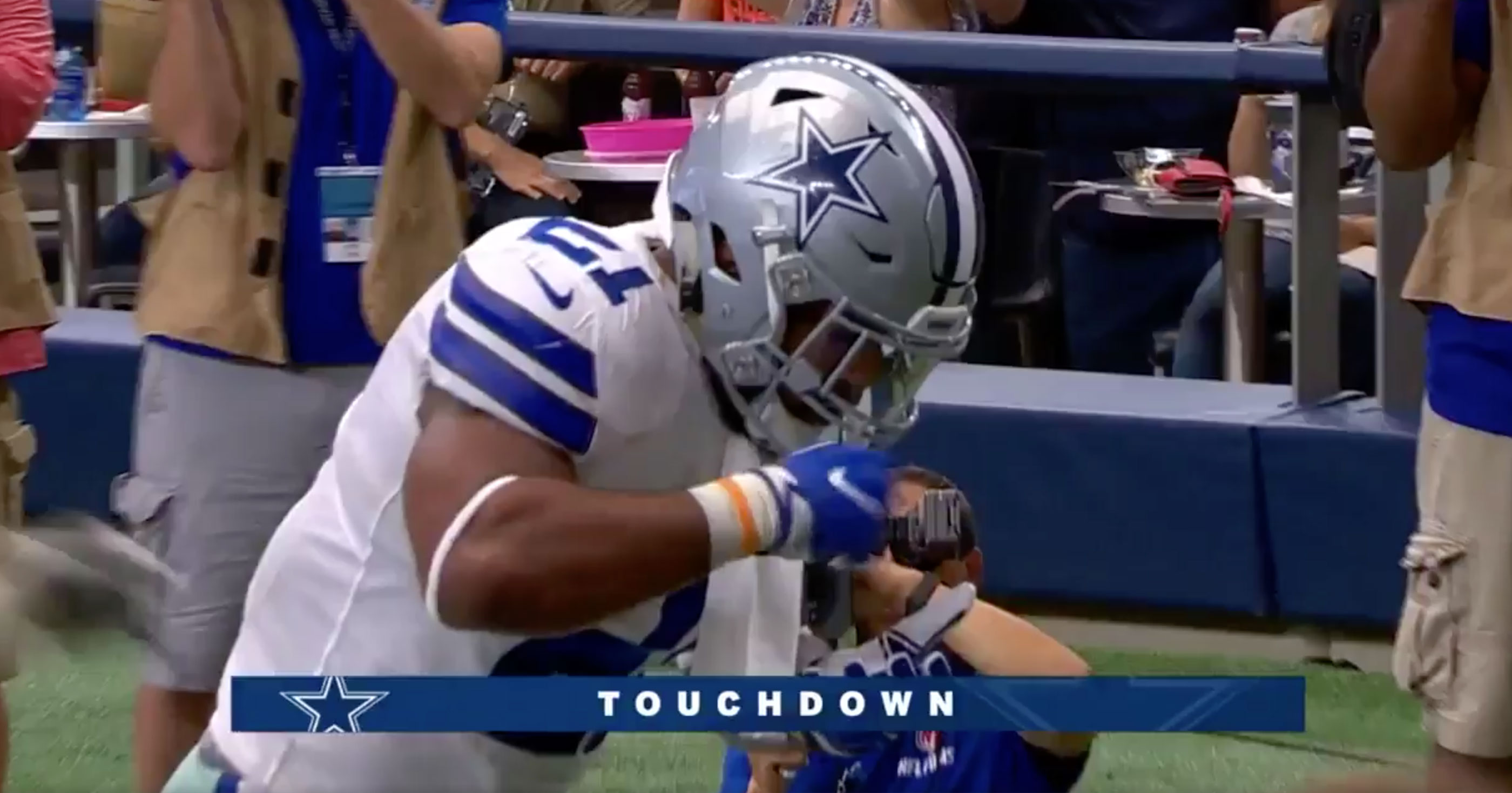 Ezekiel Elliott Scores, Tucks In His Towel As A Bib For "Feed Zeke' TD ...