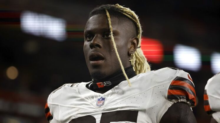 Browns TE David Njoku Shows Up To Game Wearing Mask After Suffering