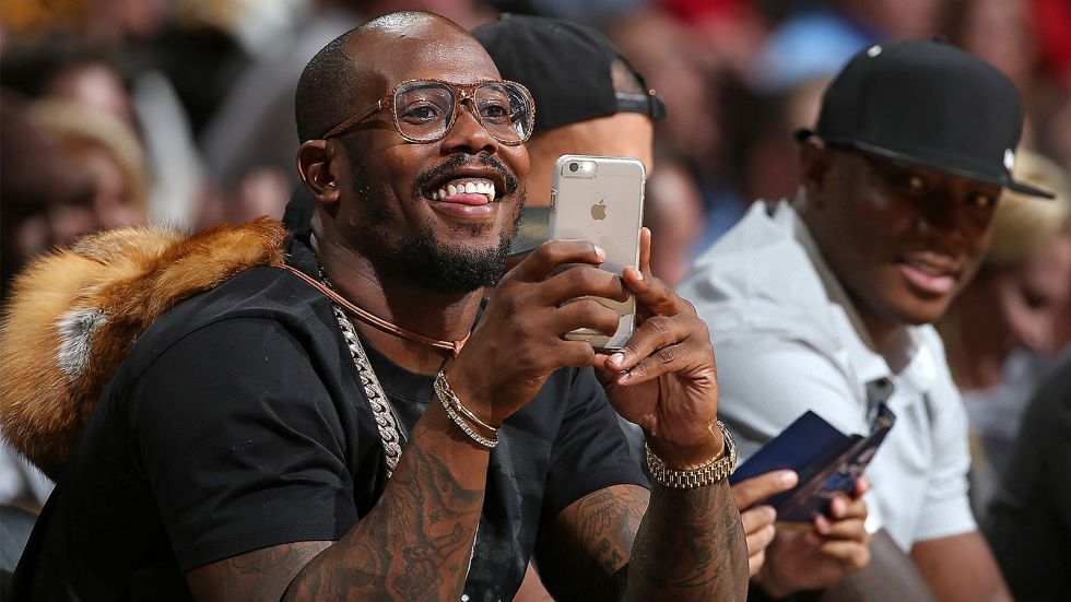 Von Miller Joking Instagrams Pic That He Signed With The Warriors Too ...