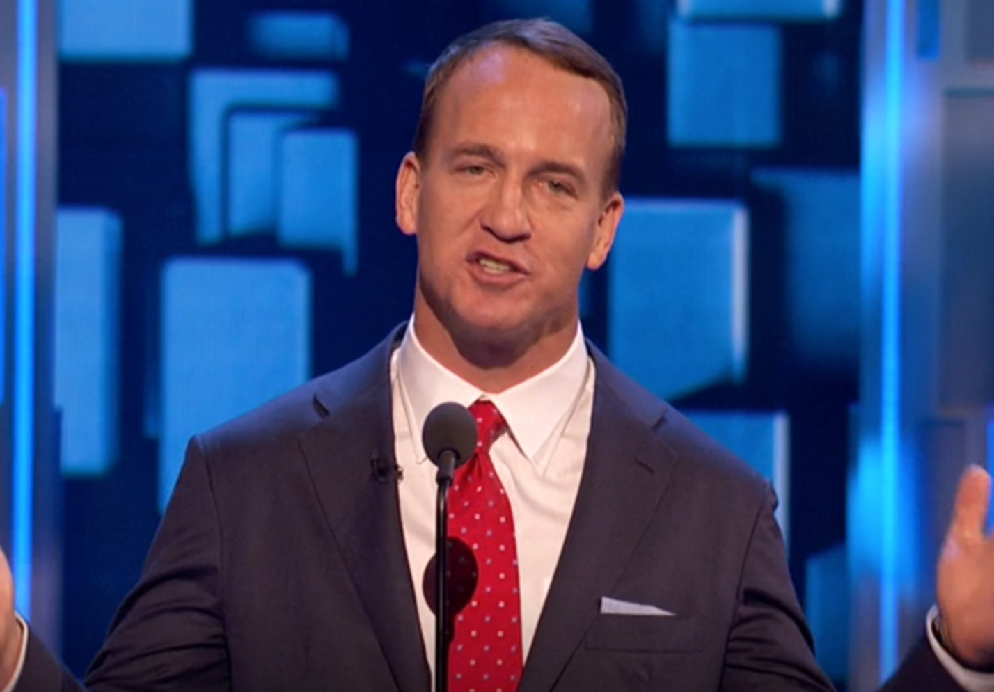 Peyton Manning Makes Tom Brady Deflategate Joke During Comedy Central Roast Daily Snark 9045