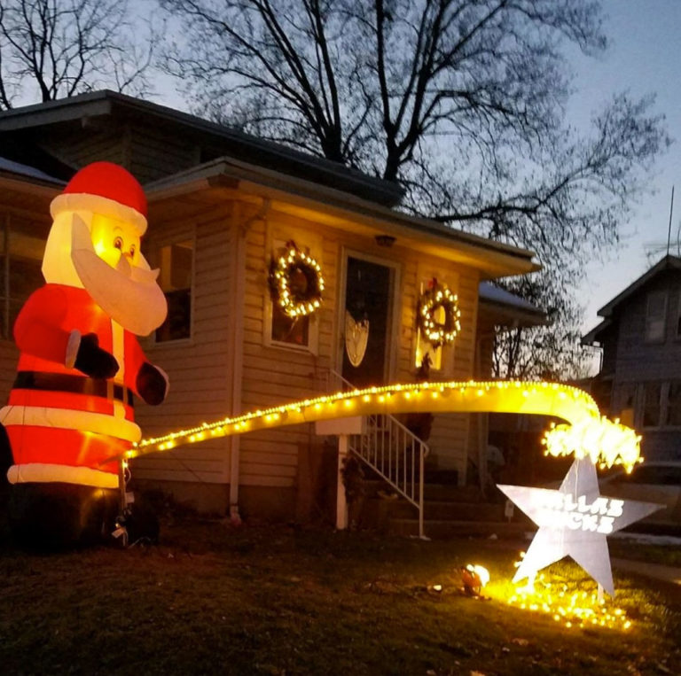 Eagles Fan Constructs Amazing Christmas Light Structure To Show His