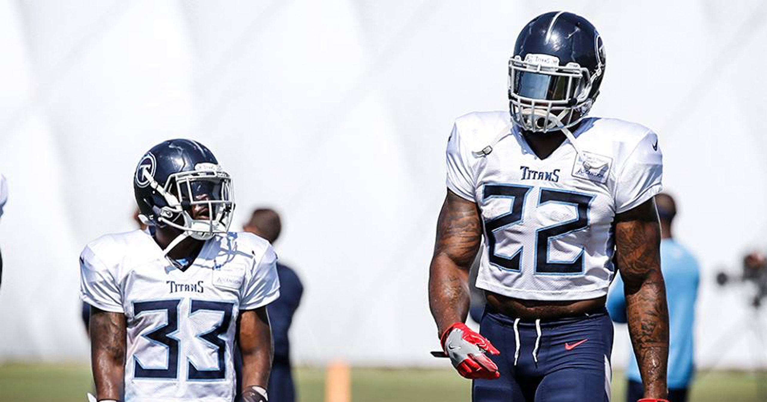 Derrick Henry looks absolutely massive standing next to Dion Lewis :  r/sports