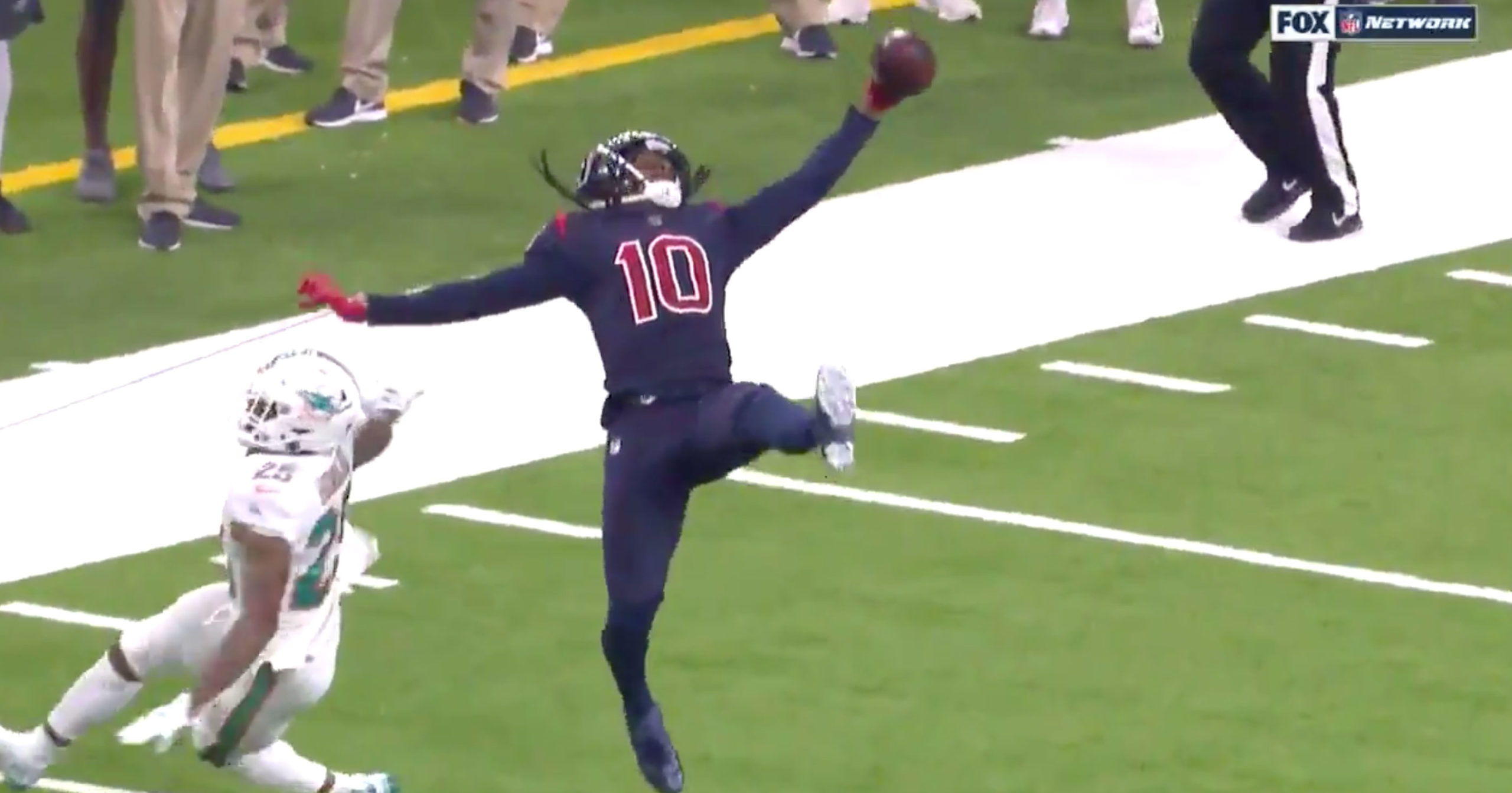 DeAndre Hopkins Makes Ridiculous One-Handed Catch Between His Legs