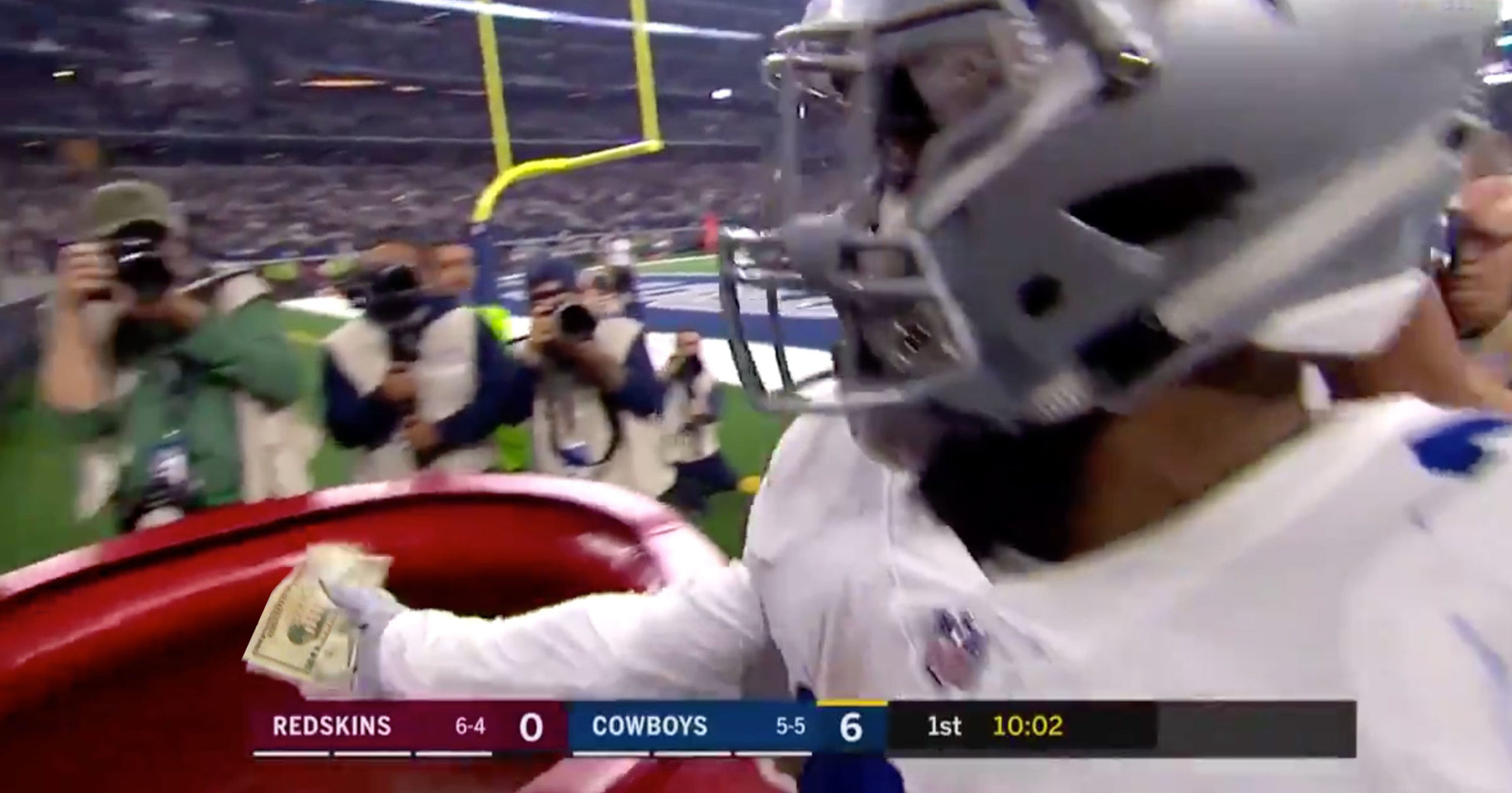 WATCH: Ezekiel Elliott goes back into the Salvation Army kettle