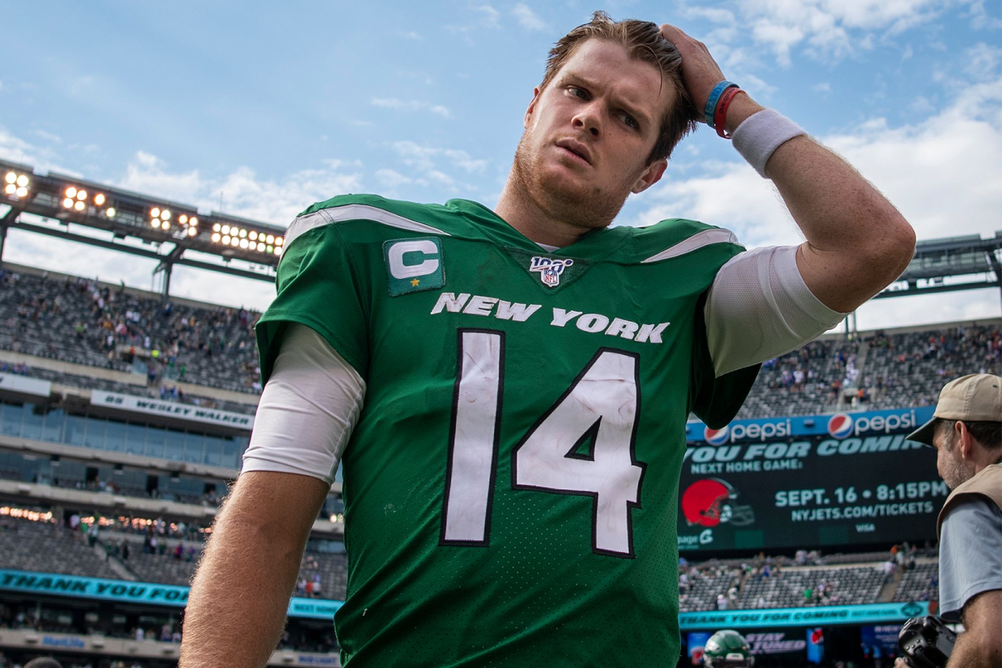 Jets QB Sam Darnold limping after 'pretty gross' toenail removal