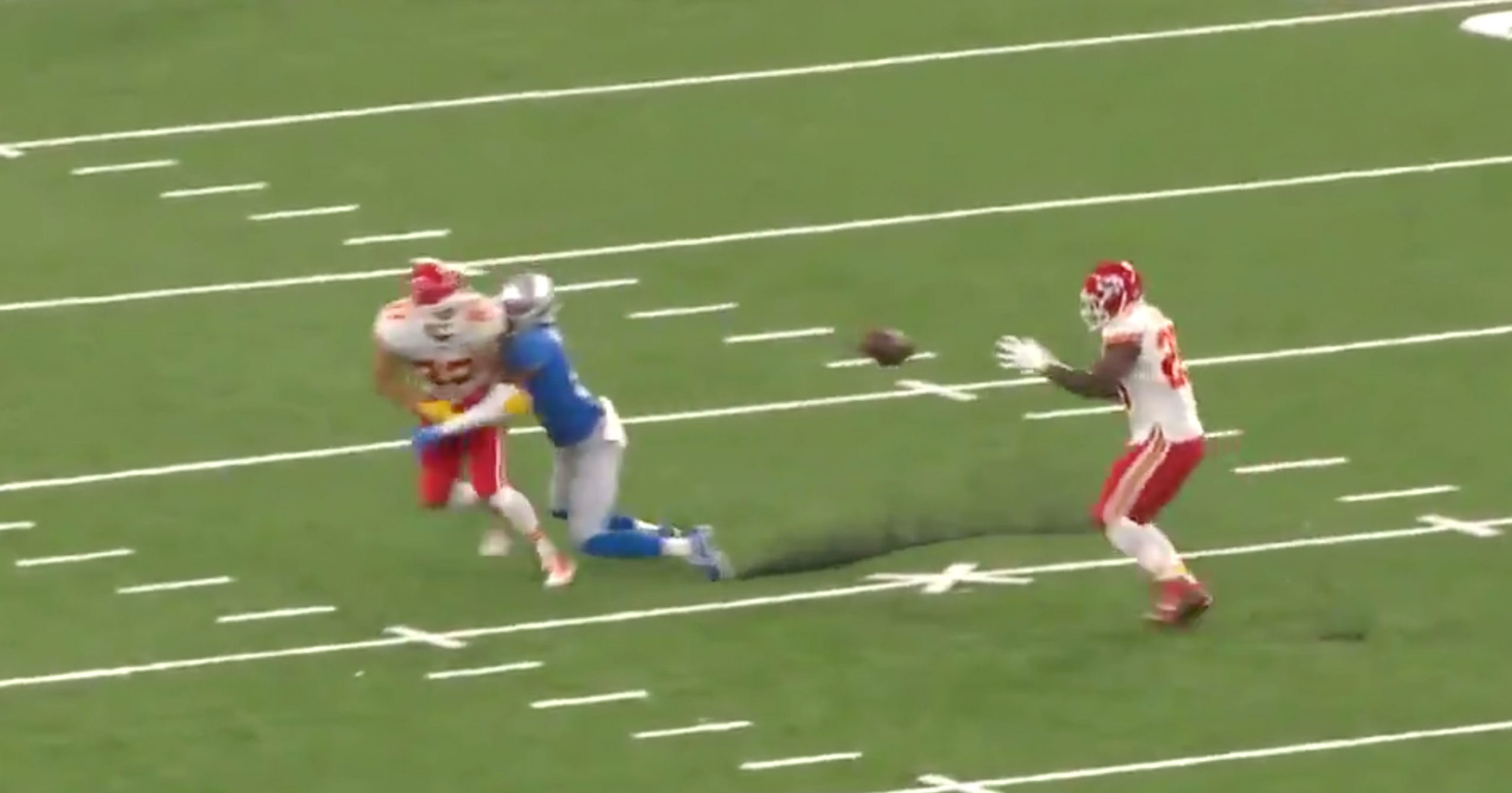 Travis Kelce Catches Pass, Pitches Ball To LeSean McCoy For Amazing ...