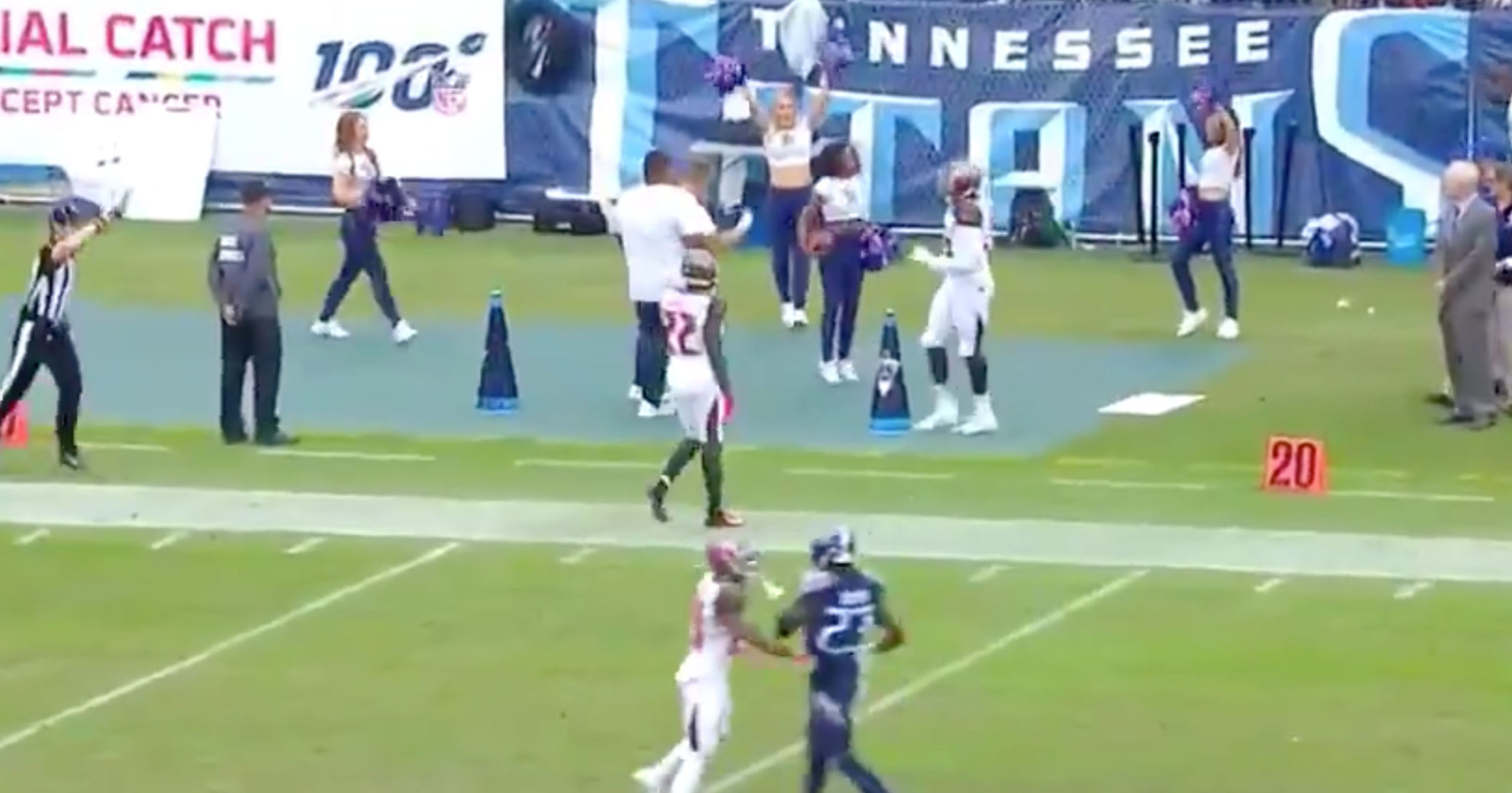 Titans Cheerleader Catches Punt with Poms