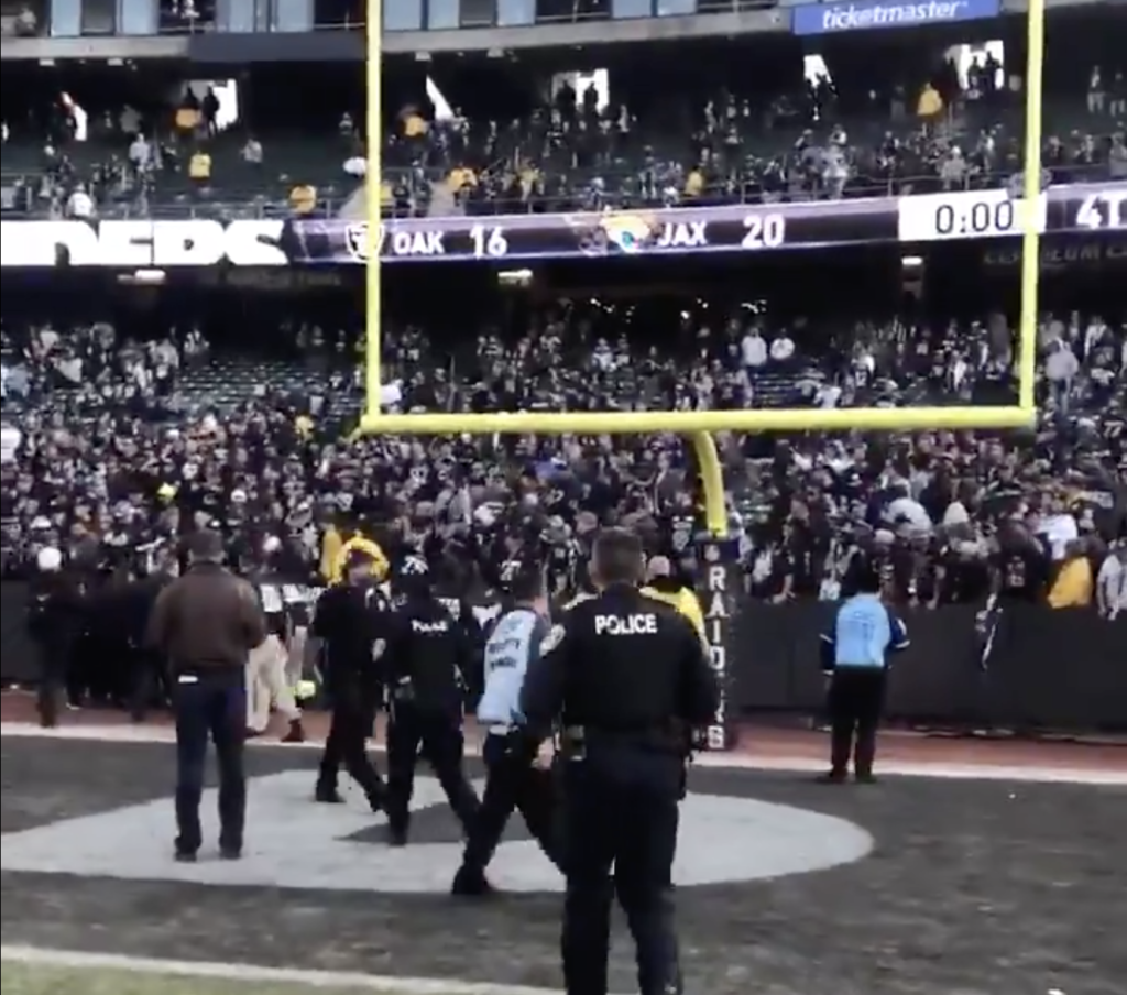 Raiders Fans Boo, Trash Field After 4th Quarter Collapse in Last Oakland  Game