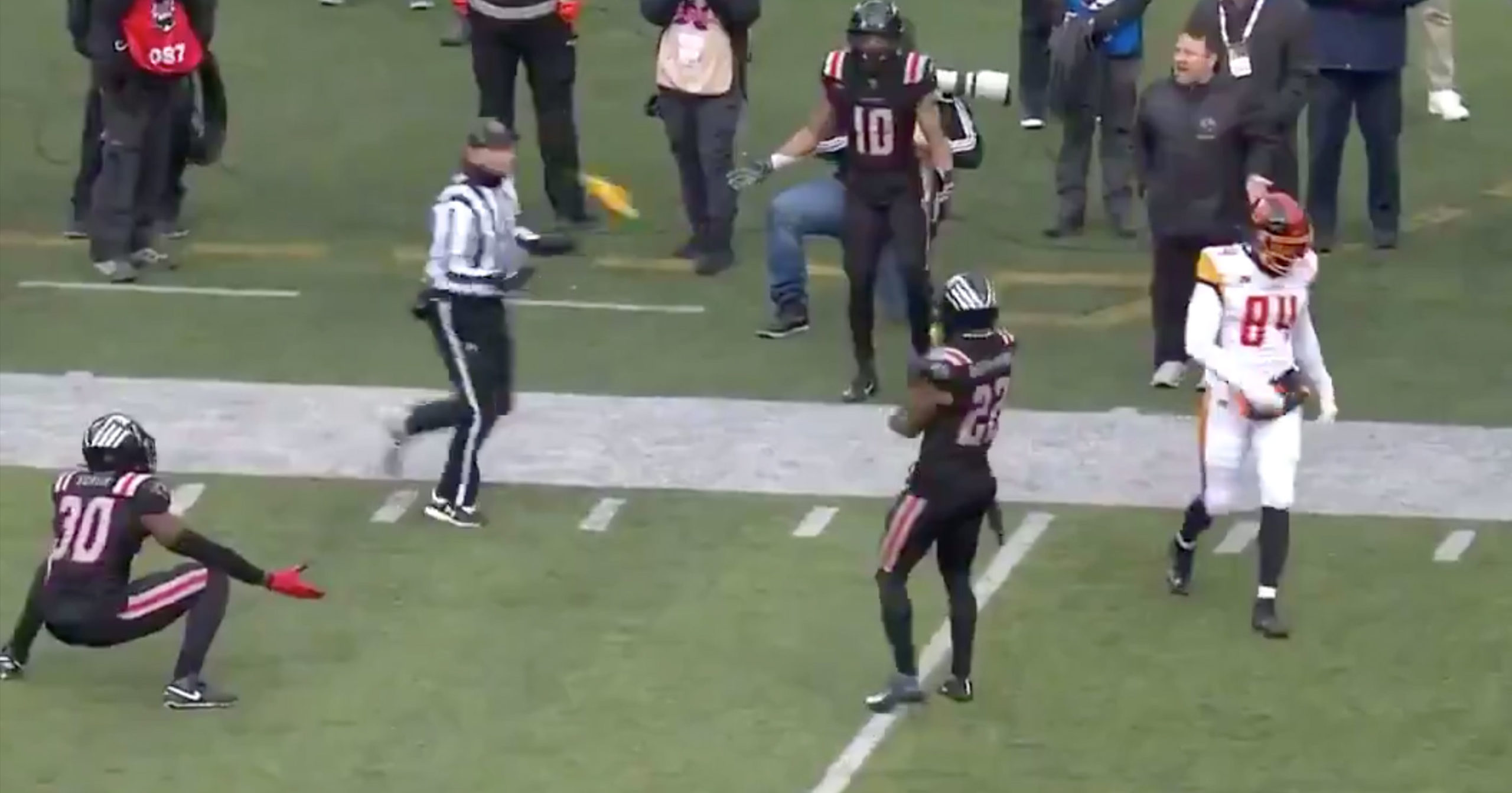 XFL Player Catches Flag Thrown By Ref, Chucks It Back Right Into His