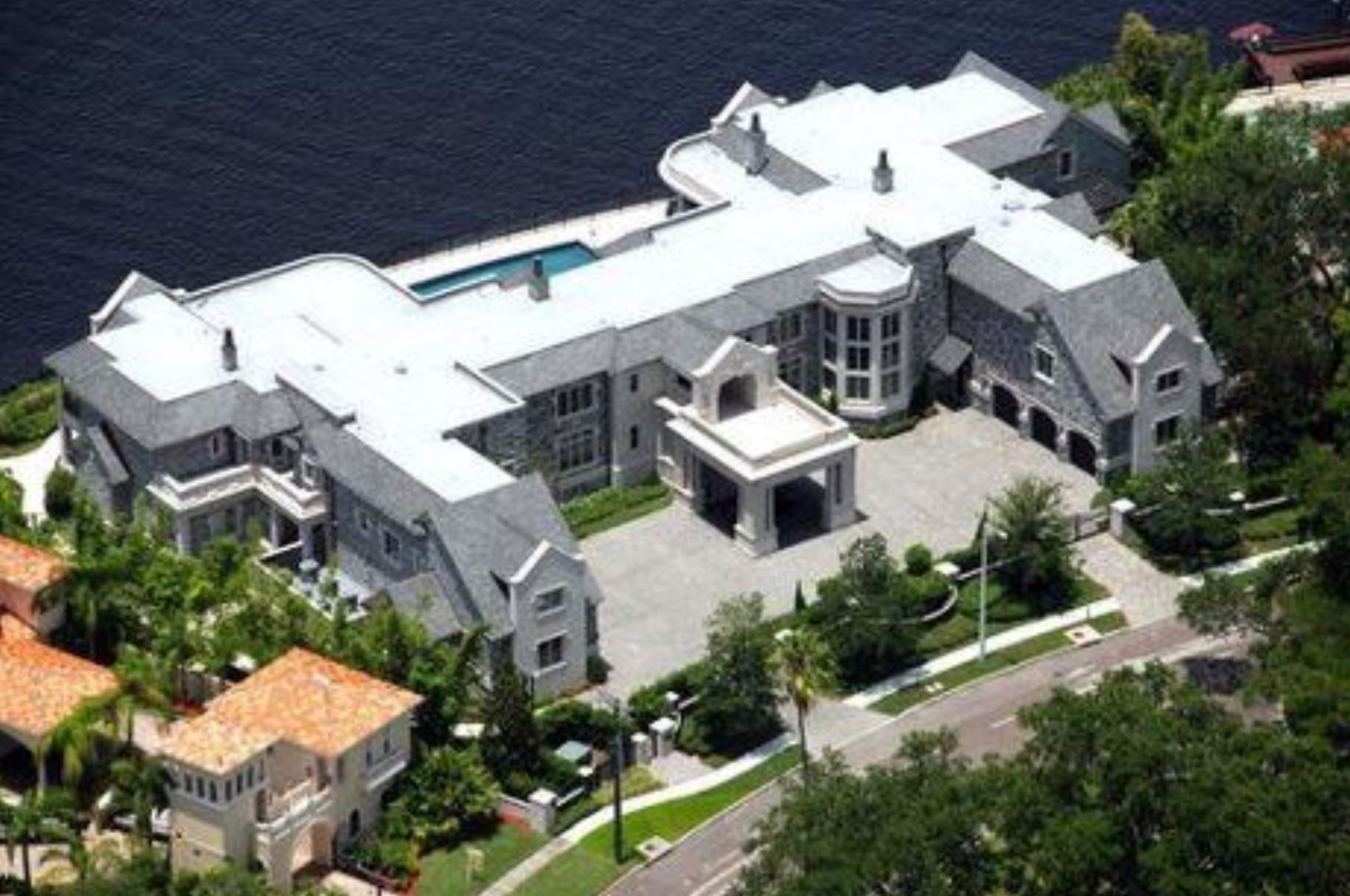 Tom Brady Renting Derek Jeter S Absolutely Massive Mansion While In Tampa Bay Pics