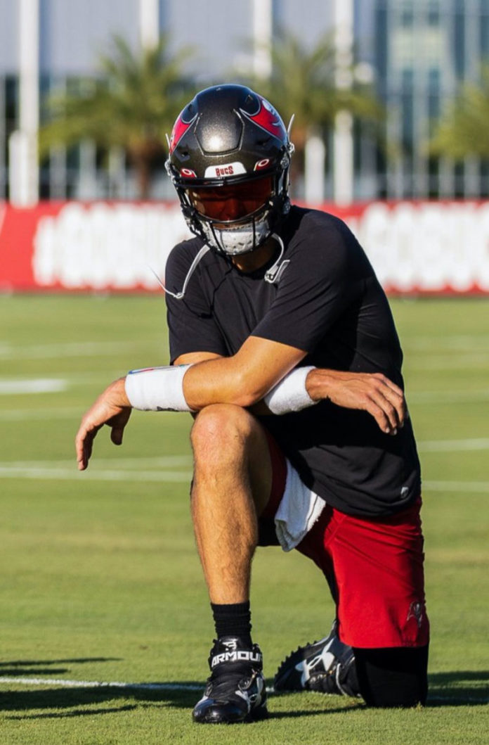 Buccaneers QB Tom Brady Looks Menacing In New Tinted Helmet Visor (PICS)