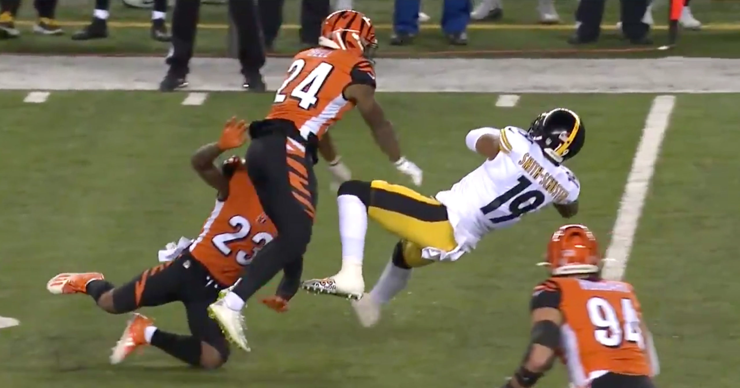 Steelers WR JuJu Smith-Schuster Gets Absolutely BLOWN UP By Bengals Defense  (VIDEO)