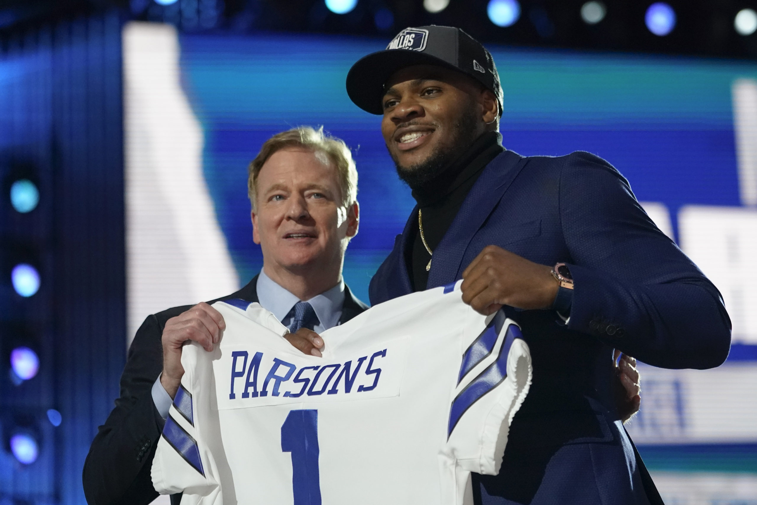 Cowboys LB Micah Parsons sends fans gas money