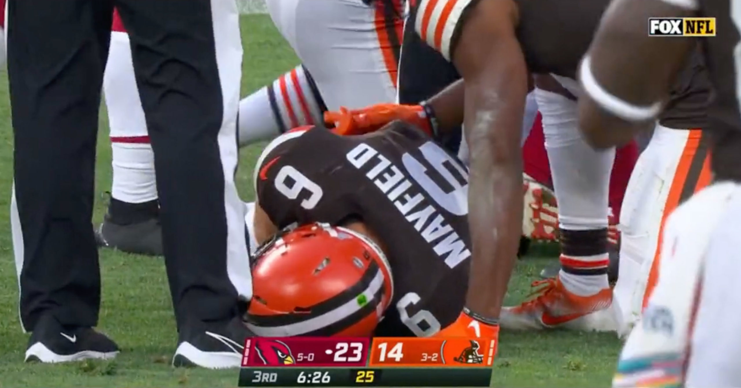 BREAKING: Browns QB Baker Mayfield Goes Down With Serious Looking ...