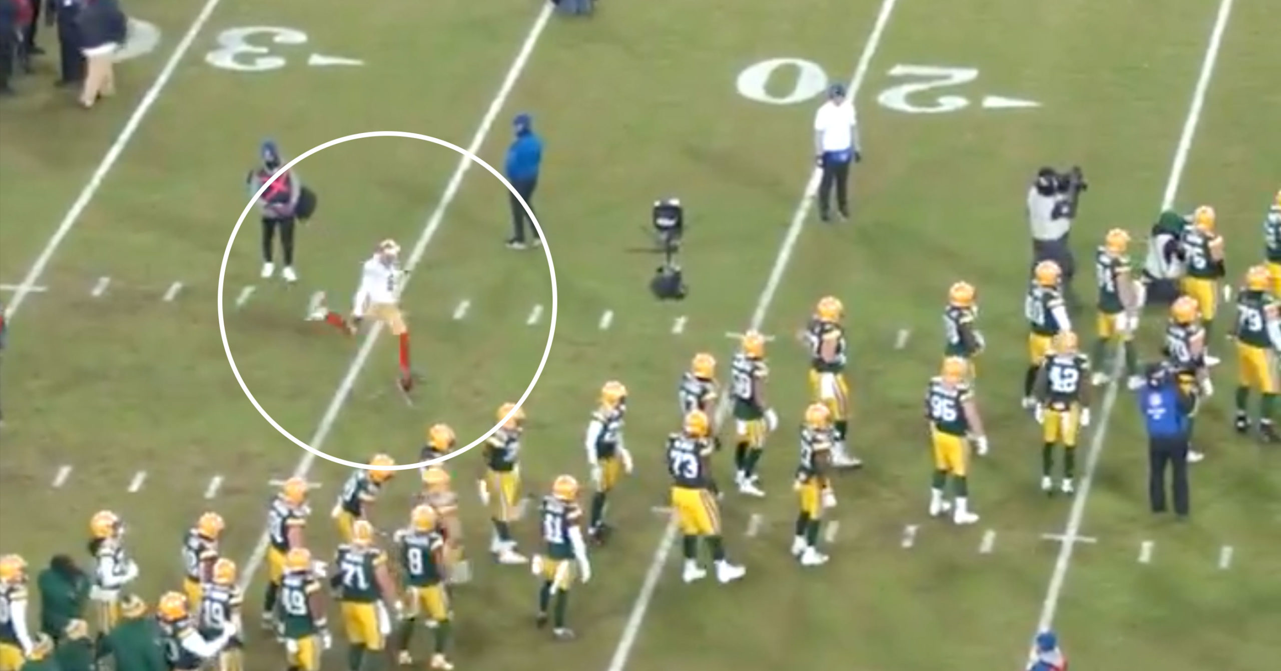 Robbie Gould practiced field goals during Packers intros [Video