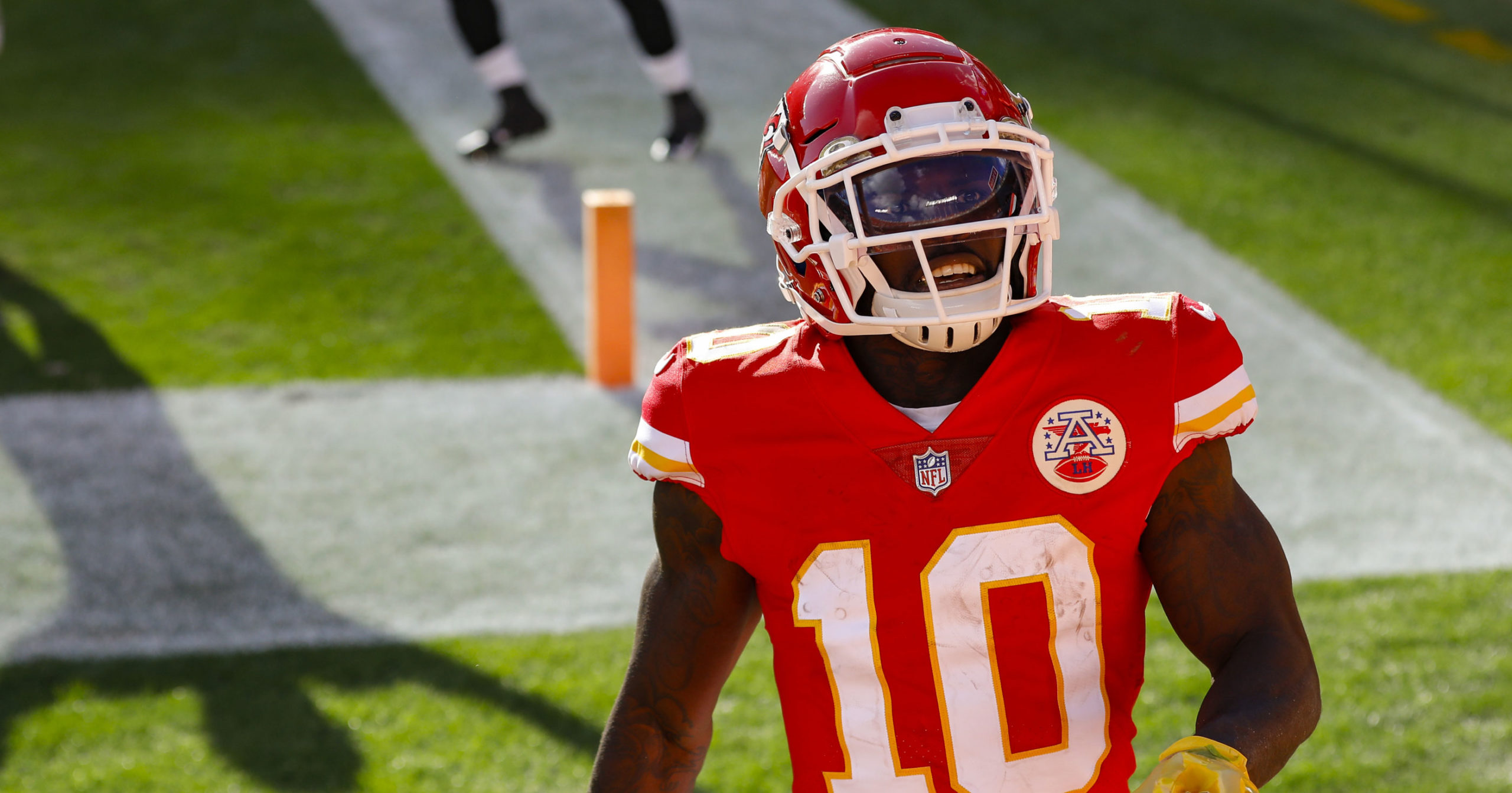 NFL on ESPN - Breaking: The Kansas City Chiefs are trading Tyreek Hill to  the Miami Dolphins for five draft picks, sources told Adam Schefter. 2022  1st-round (No. 29) 2022 2nd-round pick (