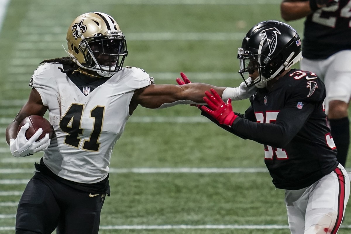 Saints trolling Falcons with new signs on Smoothie King Center