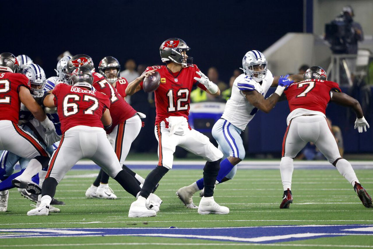 A Bunch Of Angry Dallas Cowboys Fans Jumped A Guy Inside AT&T Stadium  During SNF Game vs Buccaneers￼ - Daily Snark