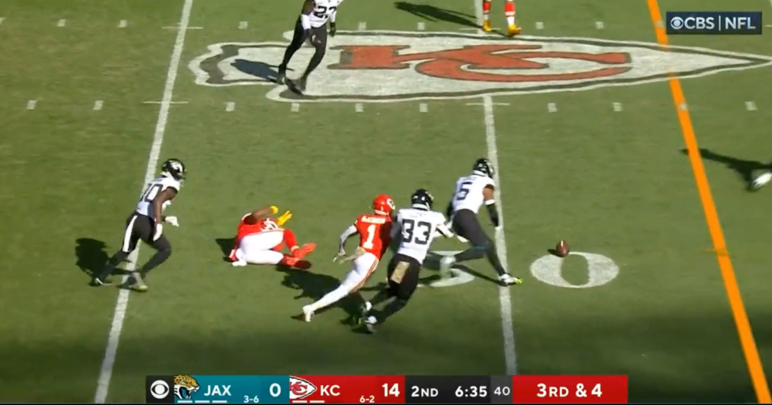 Chiefs WR JuJu Smith-Schuster Gets Knocked Out With Scary Helmet-To-Helmet  Hit (VIDEO)