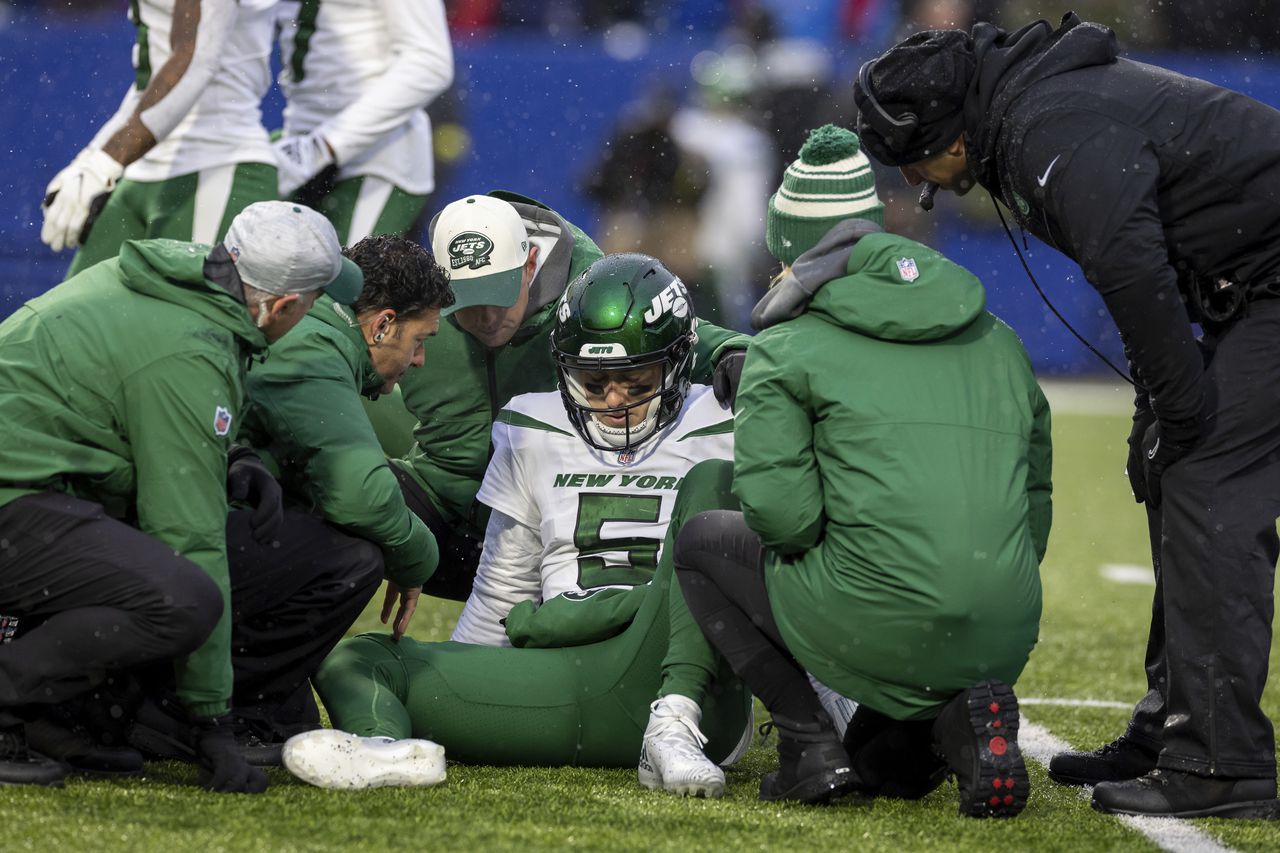 Jets QB Mike White taken to the hospital after rib injury