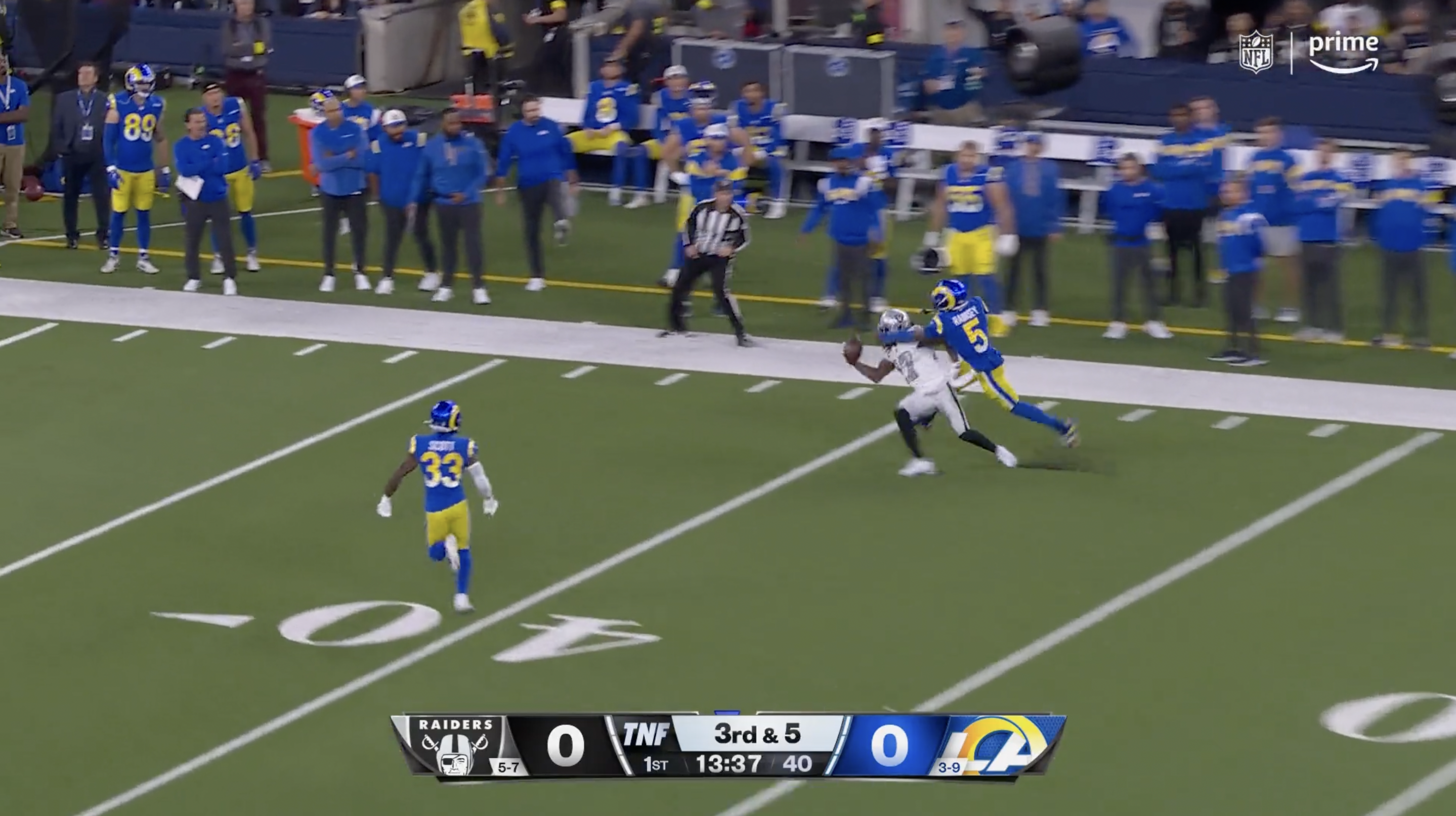 Raiders' Davante Adams makes ridiculous one-handed catch over Rams