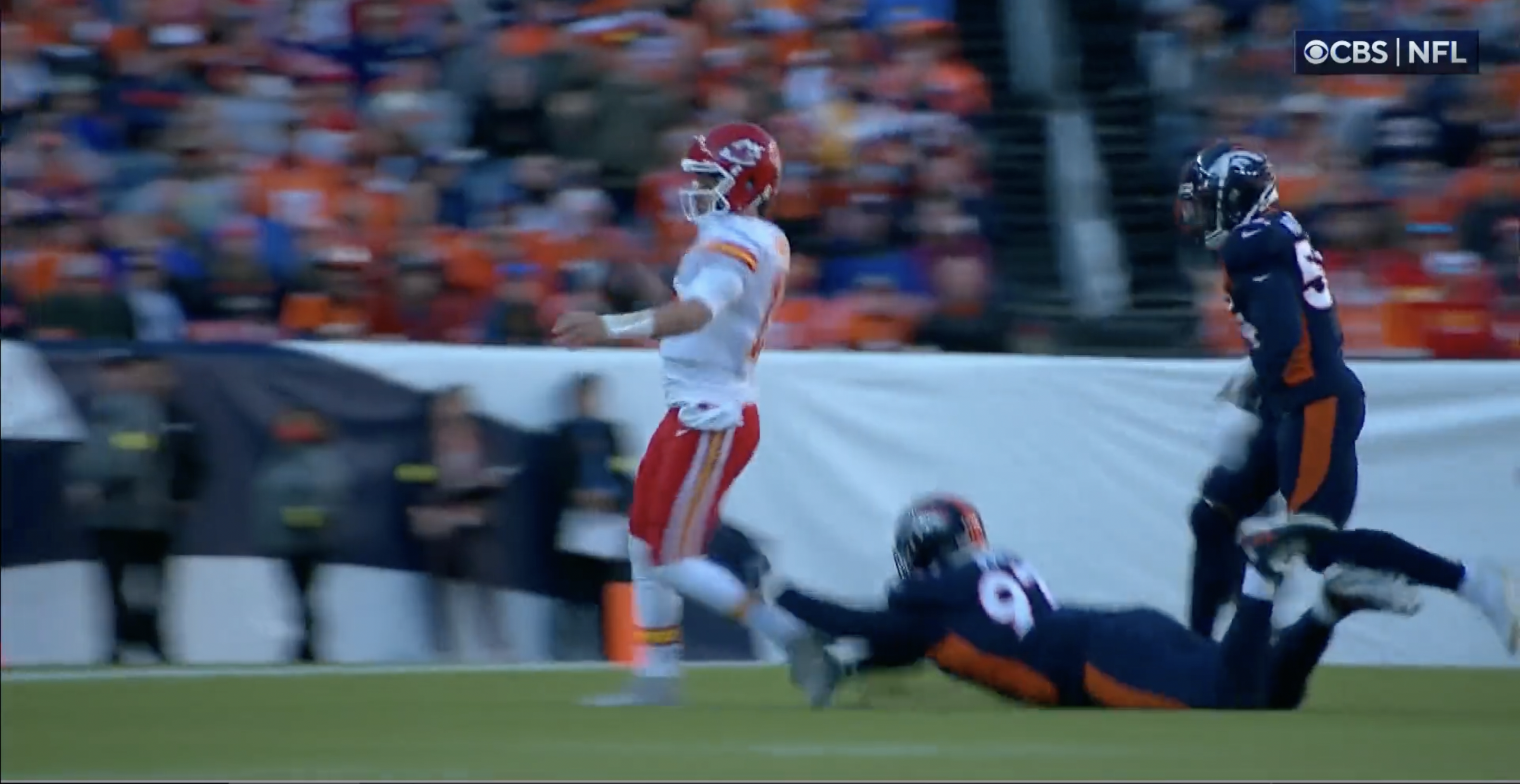 WATCH: Chiefs' Patrick Mahomes flips no-look TD pass to Jerick McKinnon vs.  Broncos 