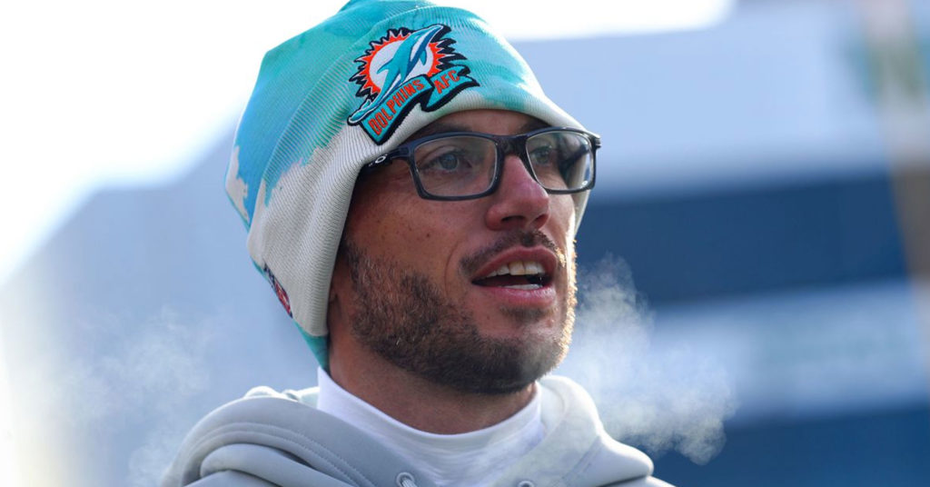 Mike McDaniel Spotted Vaping On Dolphins Sideline While Calling Plays  During Playoff Game (VIDEO)