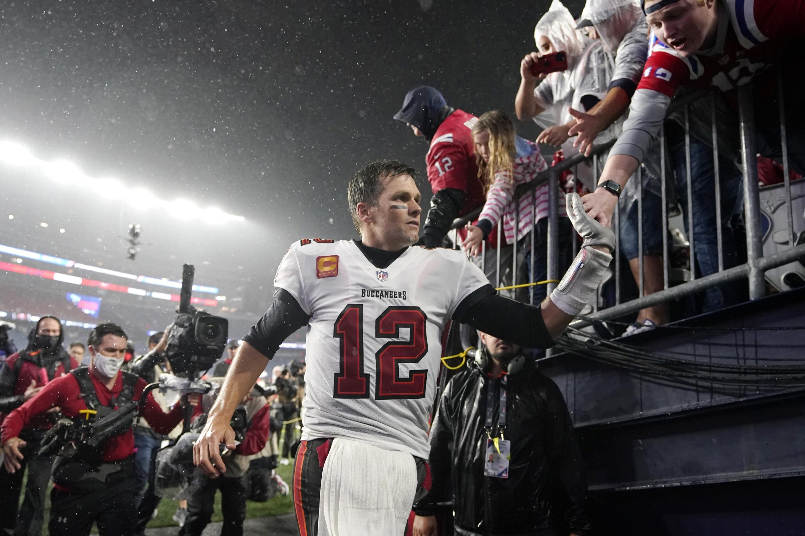 Former Bucs QB Tom Brady to be honored at Patriots home opener