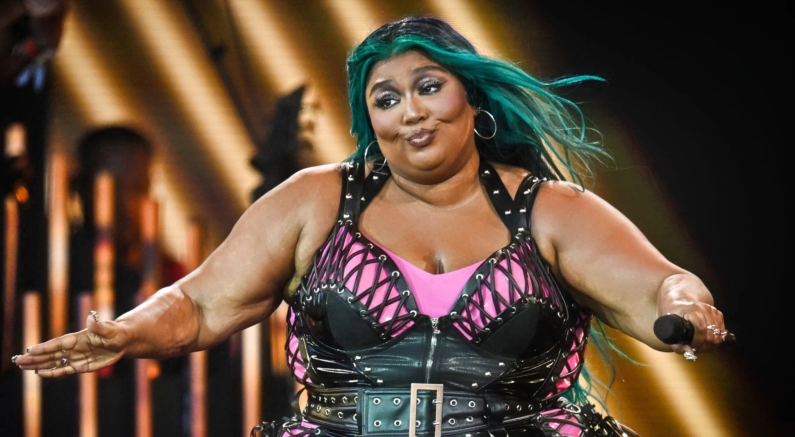 REPORT: Lizzo Has Been Dropped From Consideration For Super Bowl LVIII  Halftime Show - Daily Snark