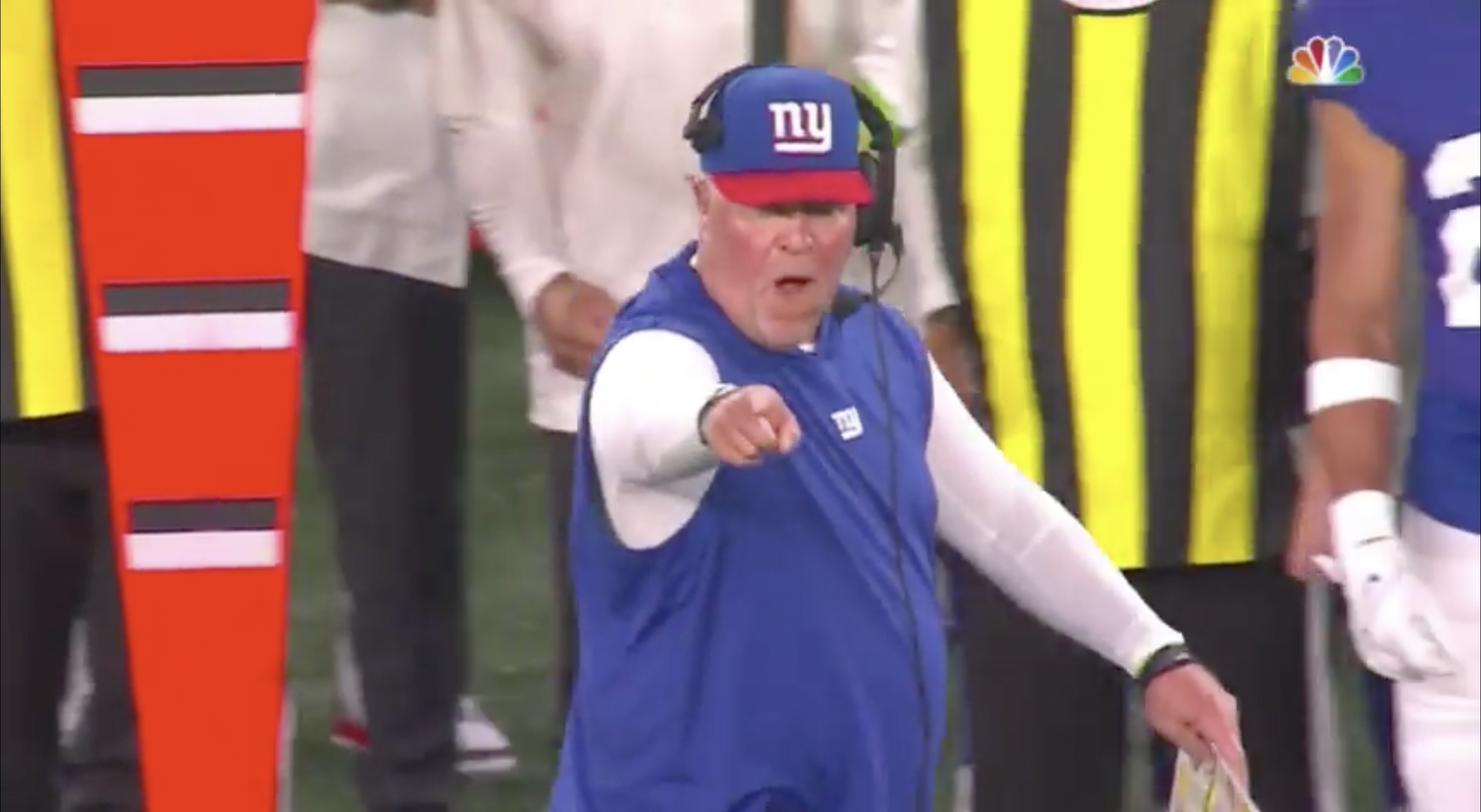 Giants DC Wink Martindale Caught On Sidelines Yelling 'F- You Frank At  Panthers Sideline After 4th Down Stop - Daily Snark