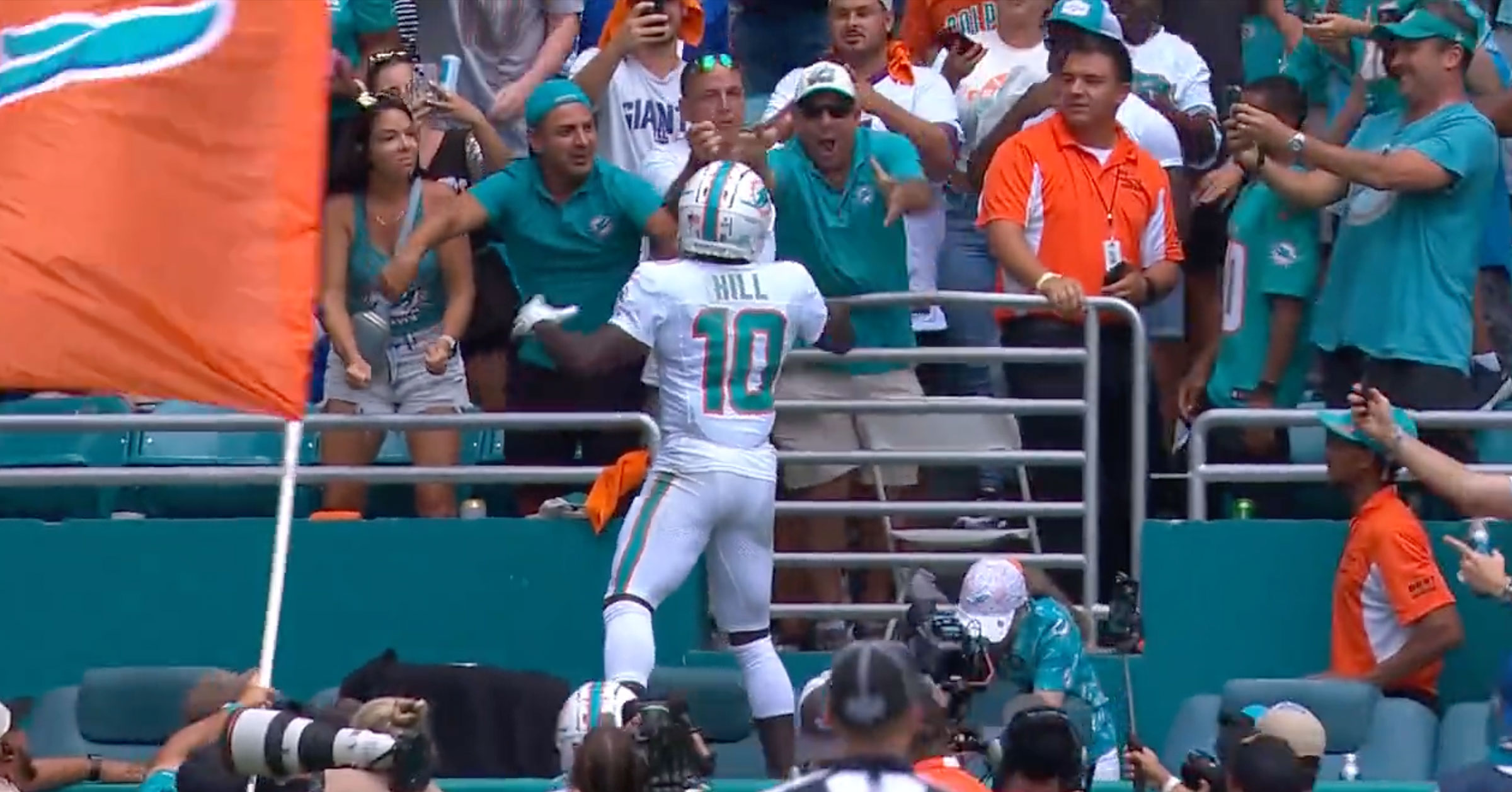 Dolphins' Tyreek Hill penalized as fan intercepts TD ball tossed to his mom  – NBC 6 South Florida