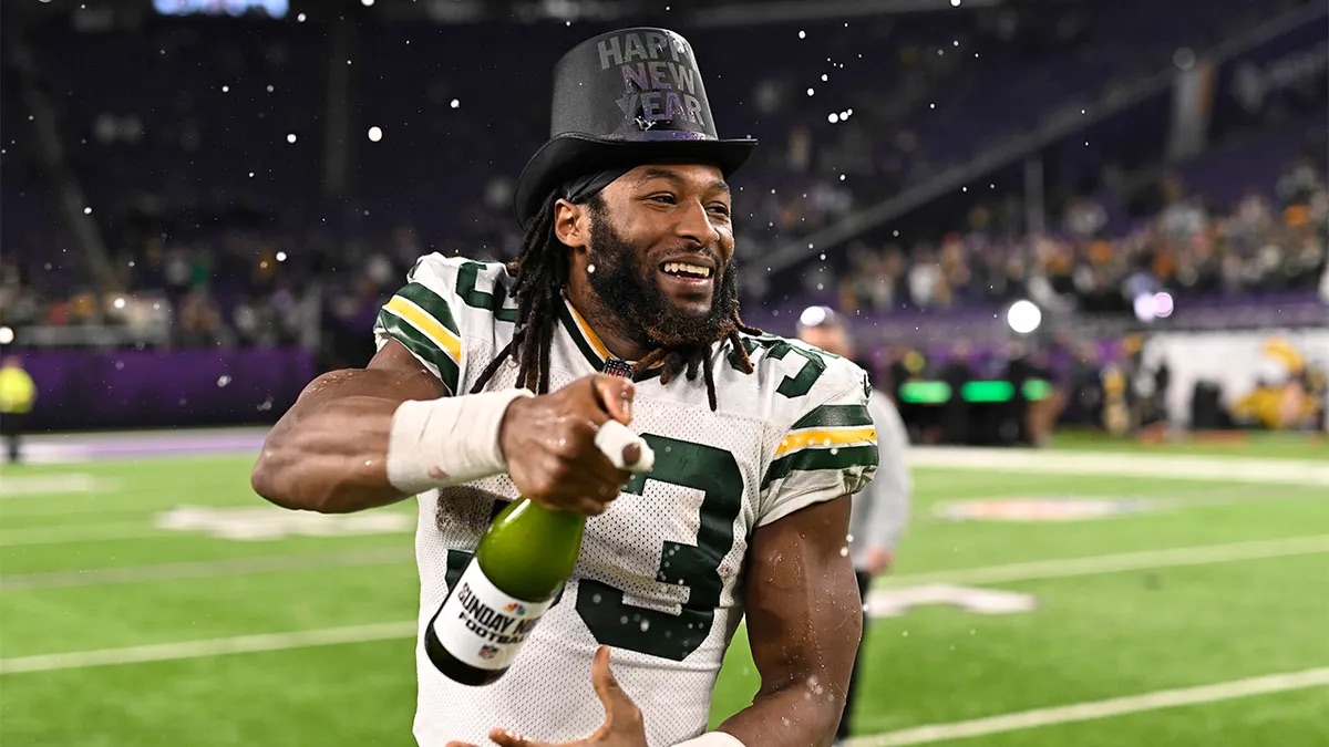 Aaron Jones Signs With Vikings One Day After Being Released By Packers Daily Snark