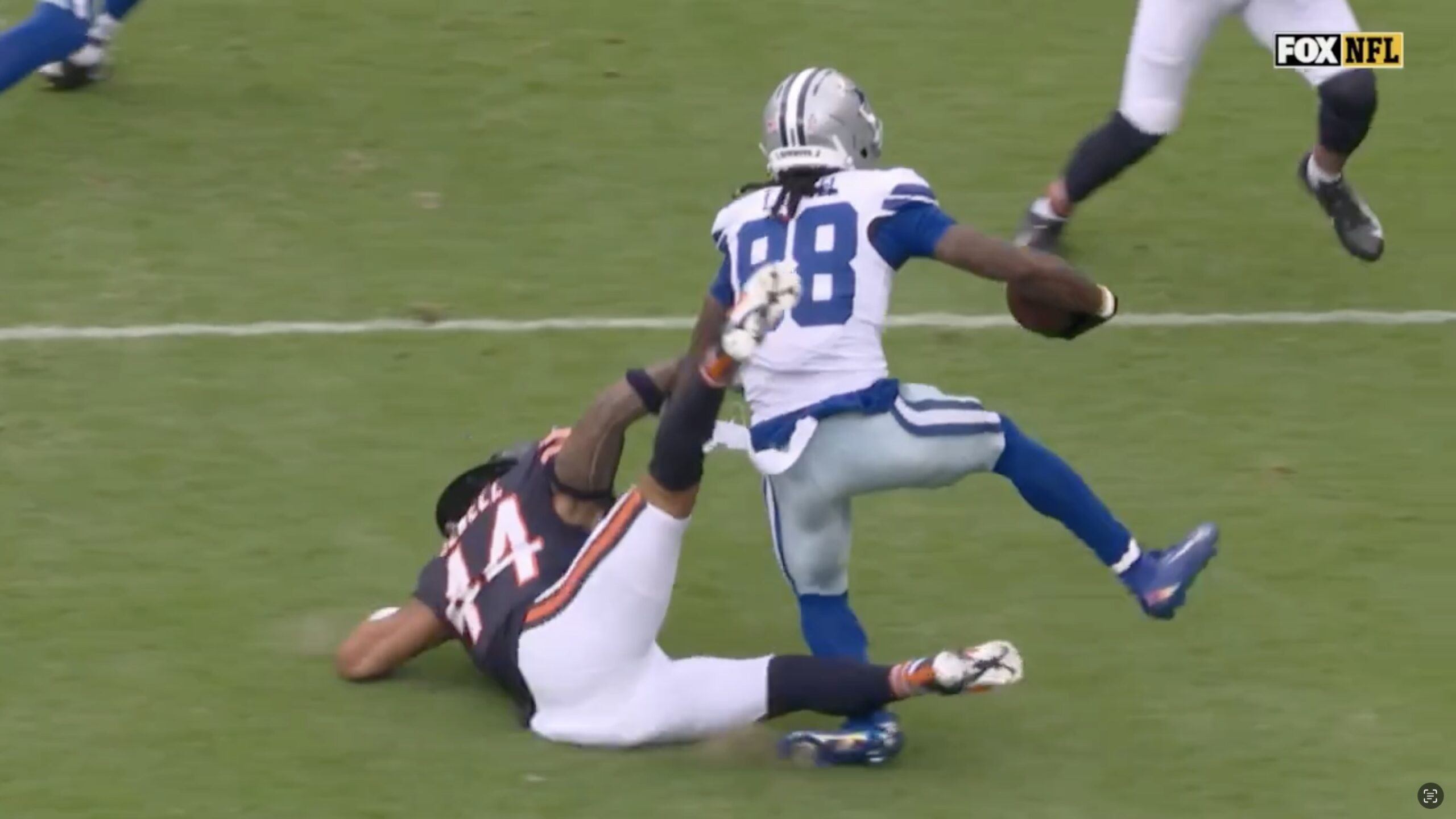 CeeDee Lamb Leaves Game vs Bears After Suffering A Scary Lower Leg Injury -  Daily Snark