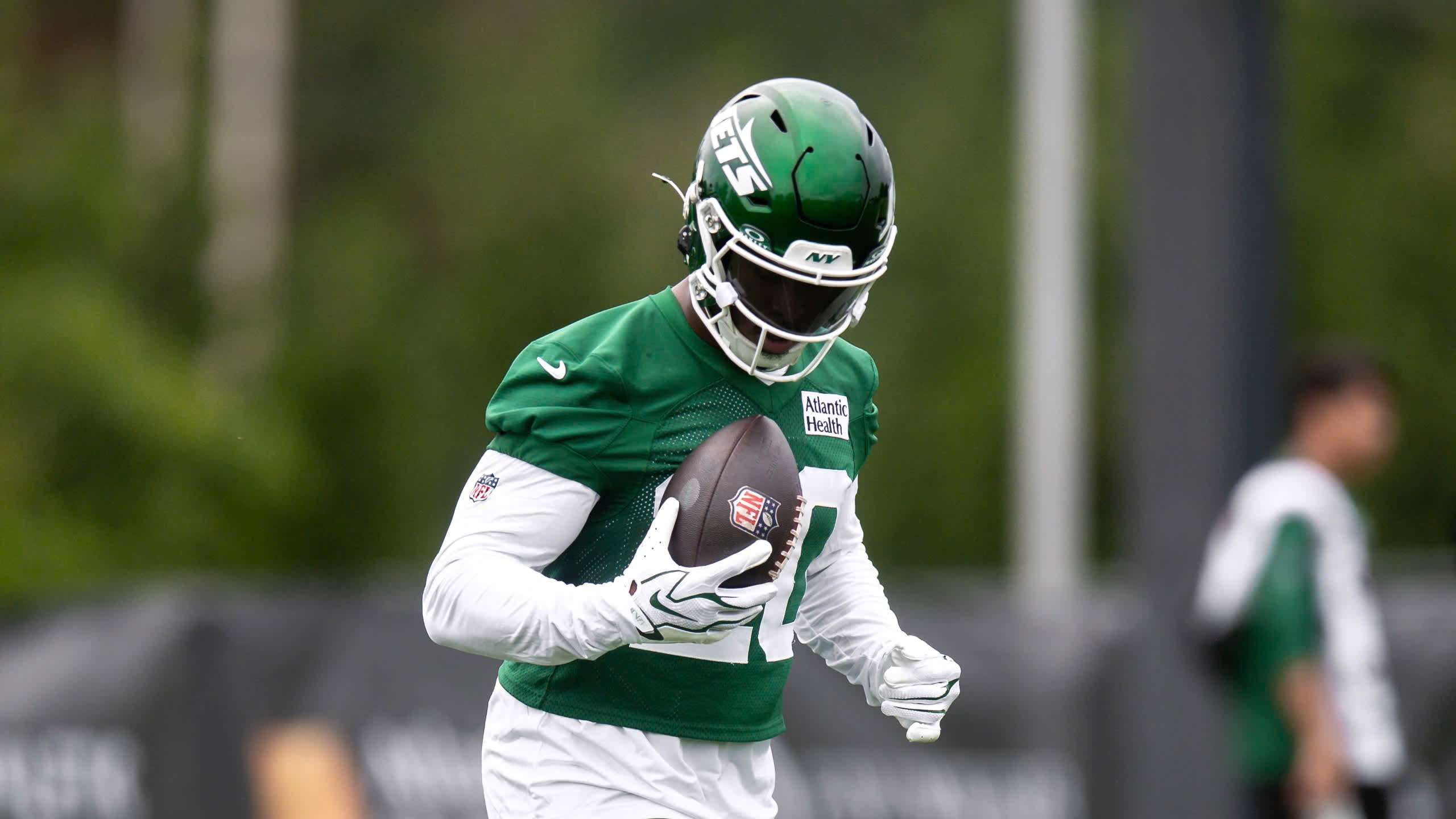 Breece Hall Suffers Groin Injury Jets Practice, Aaron Glenn Doesn't Think It's A Big Deal